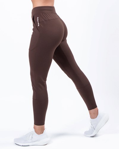Alphalete 4-Way Stretch Jogger Kaffe | FIND-25376