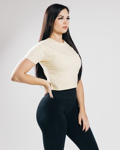 Alphalete Fitted Performance Crop Sea Salt | DGPK-87402