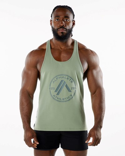 Alphalete Fitted Performance Stringer Sage | UBAC-23708